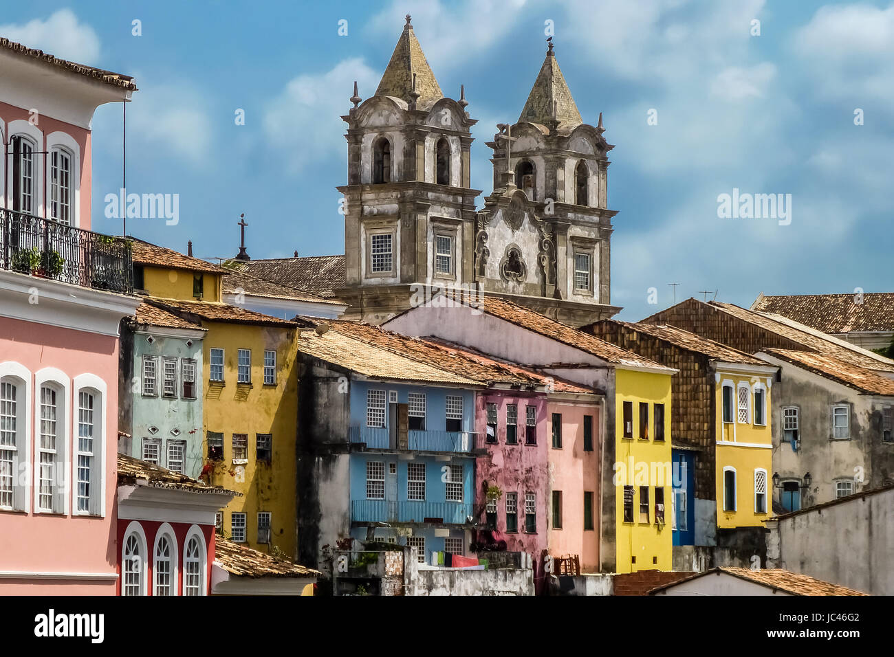 Vista dal Largo do Pelourinho, architettura coloniale - le chiese e gli edifici sotto il luminoso cielo blu, Salvador da Bahia Foto Stock