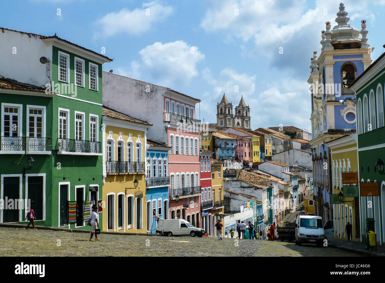 Vista dal Largo do Pelourinho, architettura coloniale - le chiese e gli edifici sotto il luminoso cielo blu, Salvador da Bahia Foto Stock