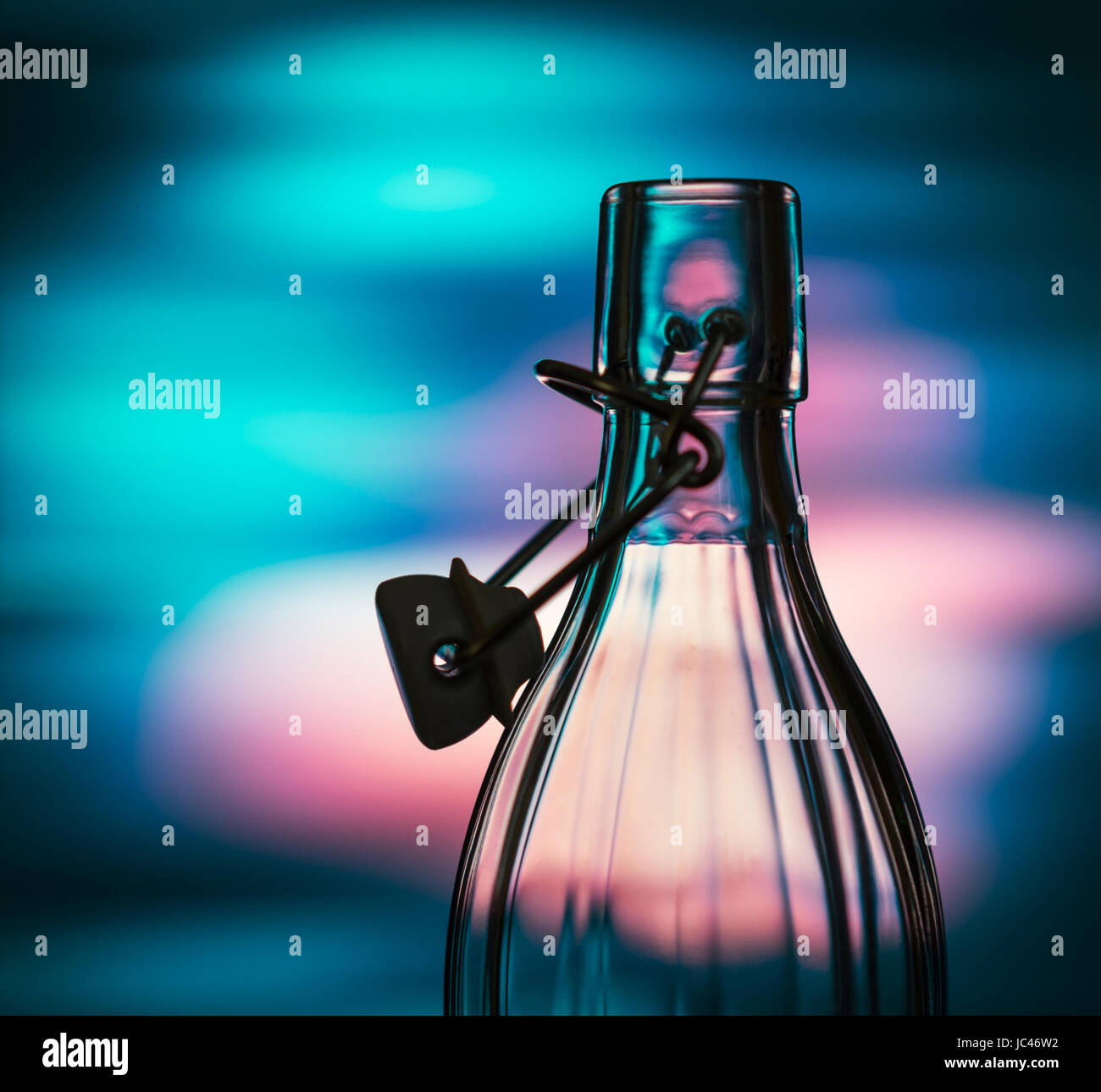 Aprire una bottiglia di vetro nella parte anteriore di un background creativo Foto Stock