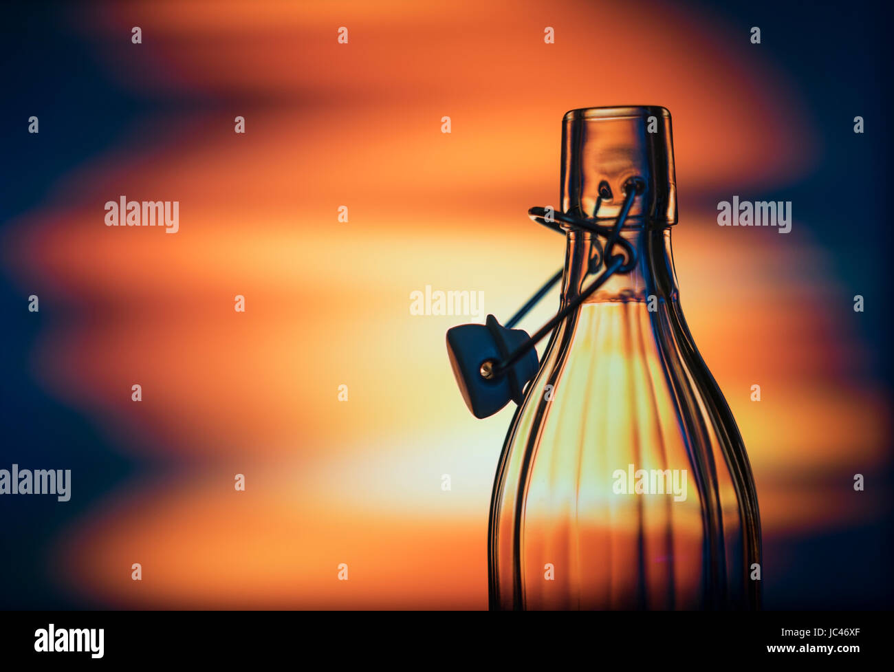 Aprire una bottiglia di vetro nella parte anteriore di un background creativo Foto Stock