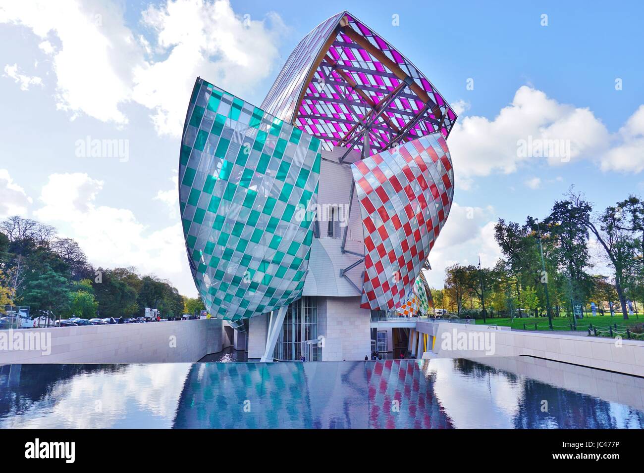 Vista della Fondation Louis Vuitton museo, progettato da Frank Gehry, con colorati lastre di vetro disegnato da Daniel Buren Foto Stock