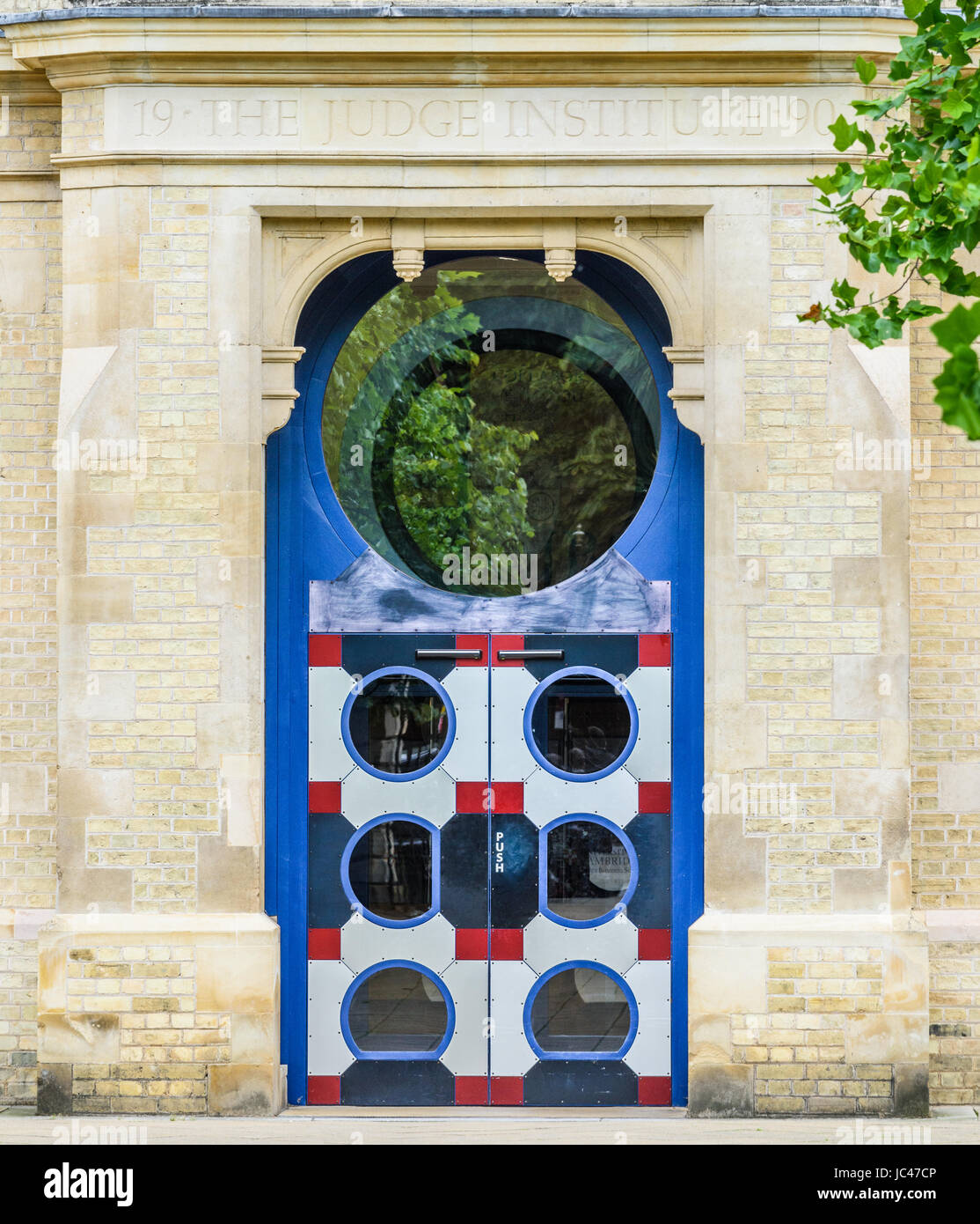 Ingresso principale al giudice Business School (CJBS) edificio, ex Adenbrooke's Hospital, presso l'Università di Cambridge, Inghilterra, Regno Unito. Foto Stock
