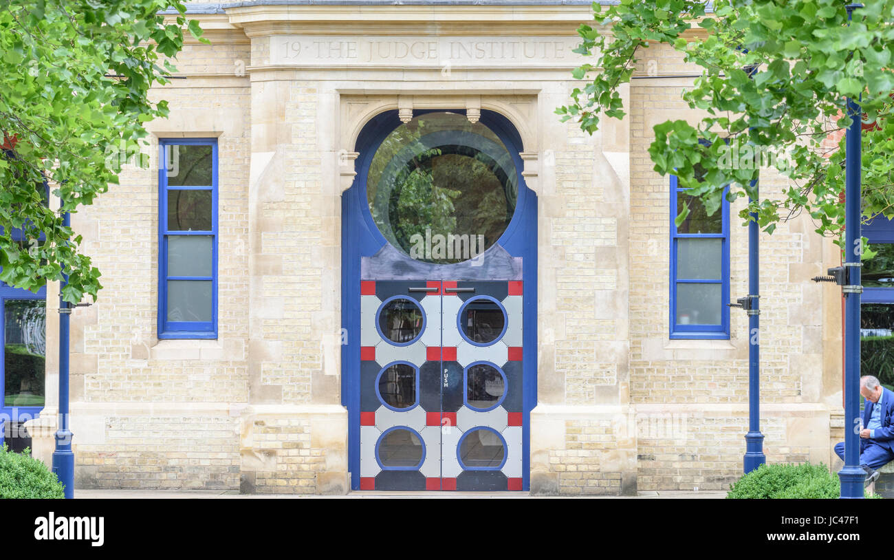 Ingresso principale al giudice Business School (CJBS) edificio, ex Adenbrooke's Hospital, presso l'Università di Cambridge, Inghilterra, Regno Unito. Foto Stock