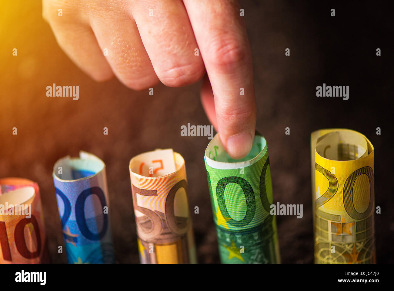 L'agricoltore europeo lucro dalla produzione agricola, la stretta di mano con le banconote in euro Foto Stock