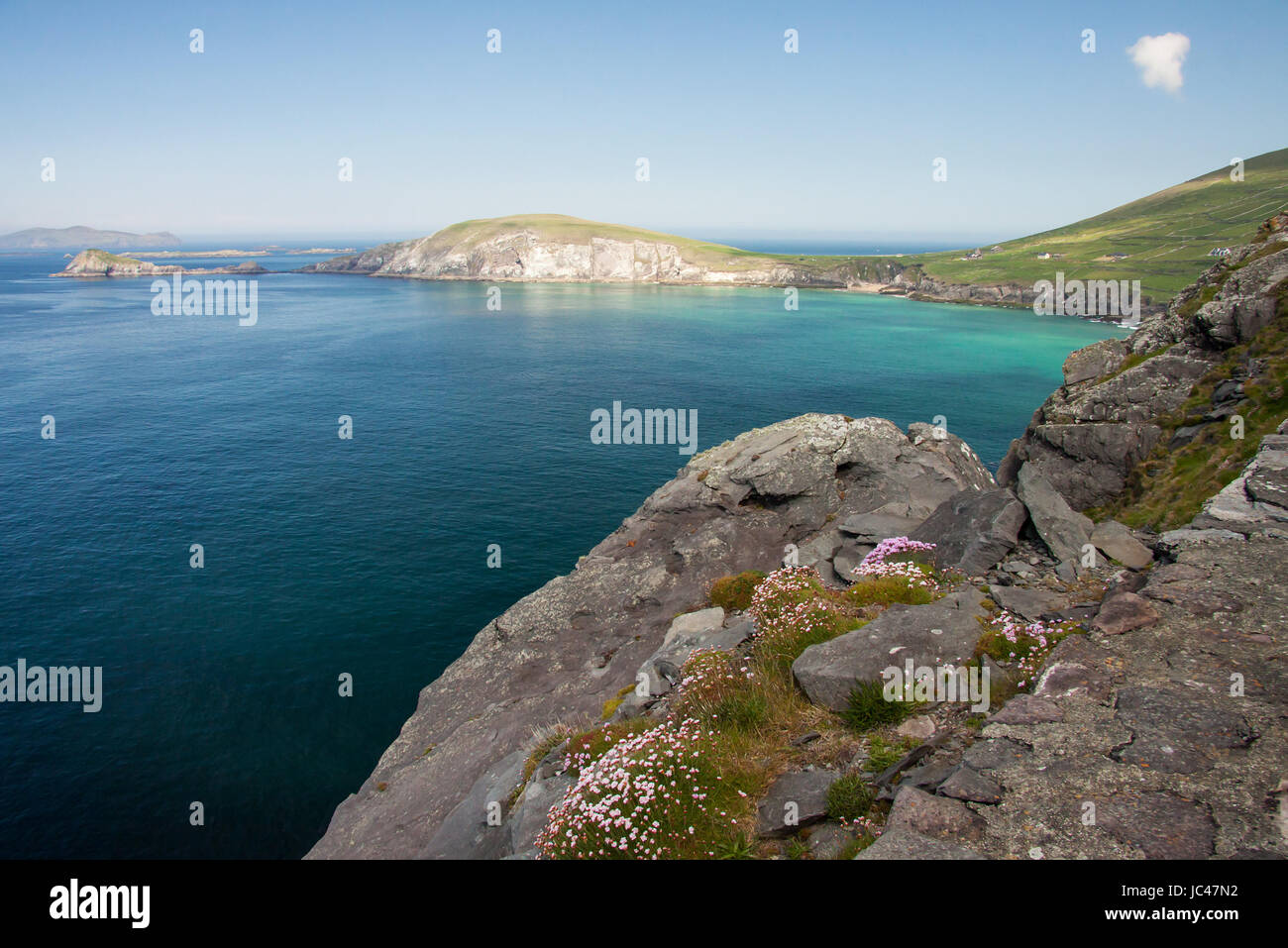 Meeresbucht mit vorgelagerten Halbinseln und isole Foto Stock