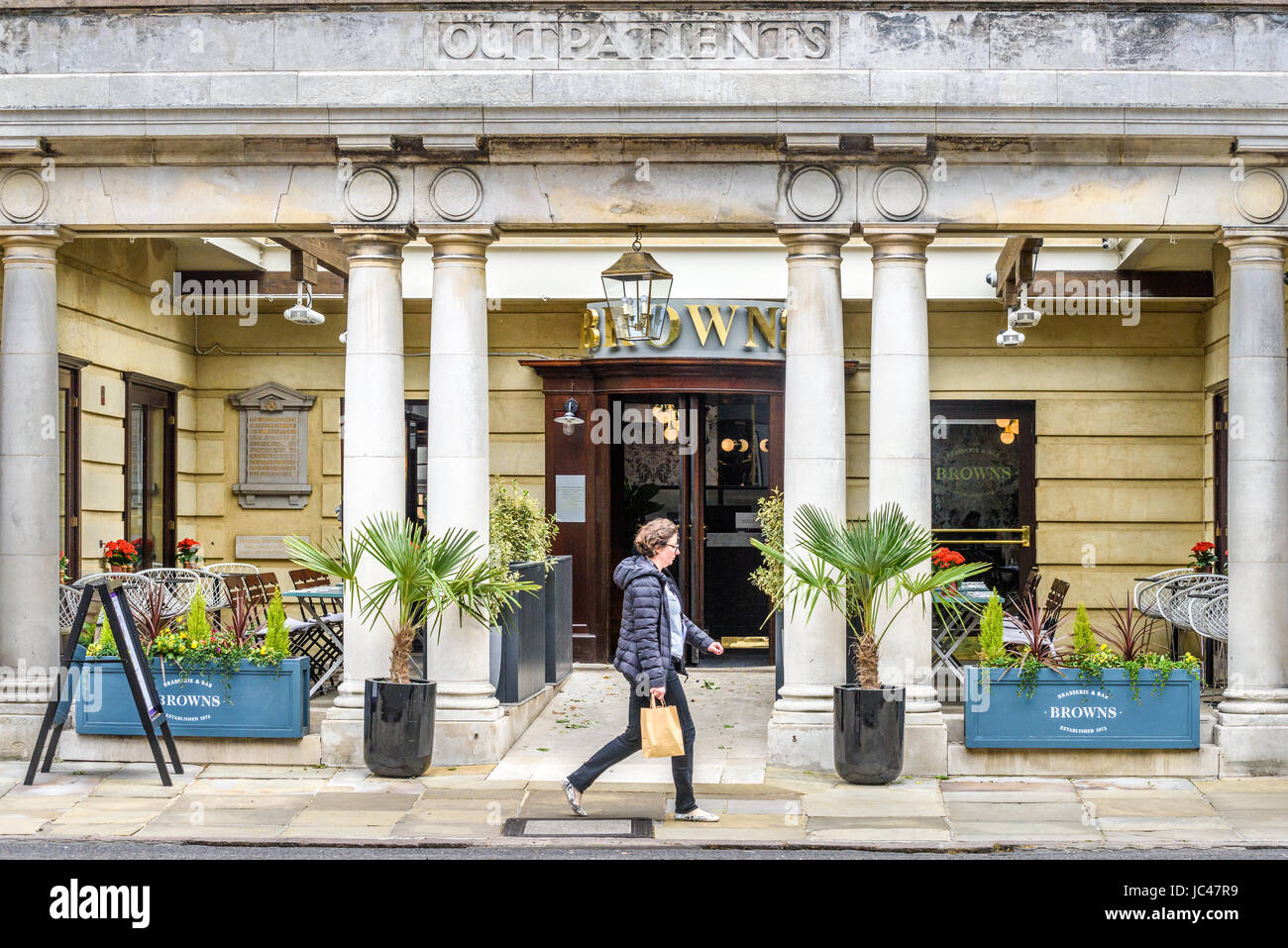 Ingresso al rinnovato (2017) Browns ristorante, precedentemente noto come l'ingresso all'ambulatorio di Addenbrooke's Hospital di Cambridge, en Foto Stock