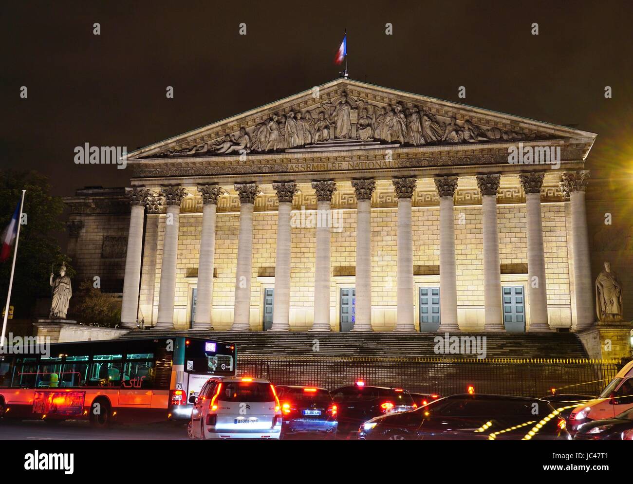 Vista notturna di egli Palais Bourbon nel settimo arrondissement di Parigi, casa del parlamento francese, o Assemblee Nationale (Assemblea Nazionale) Foto Stock