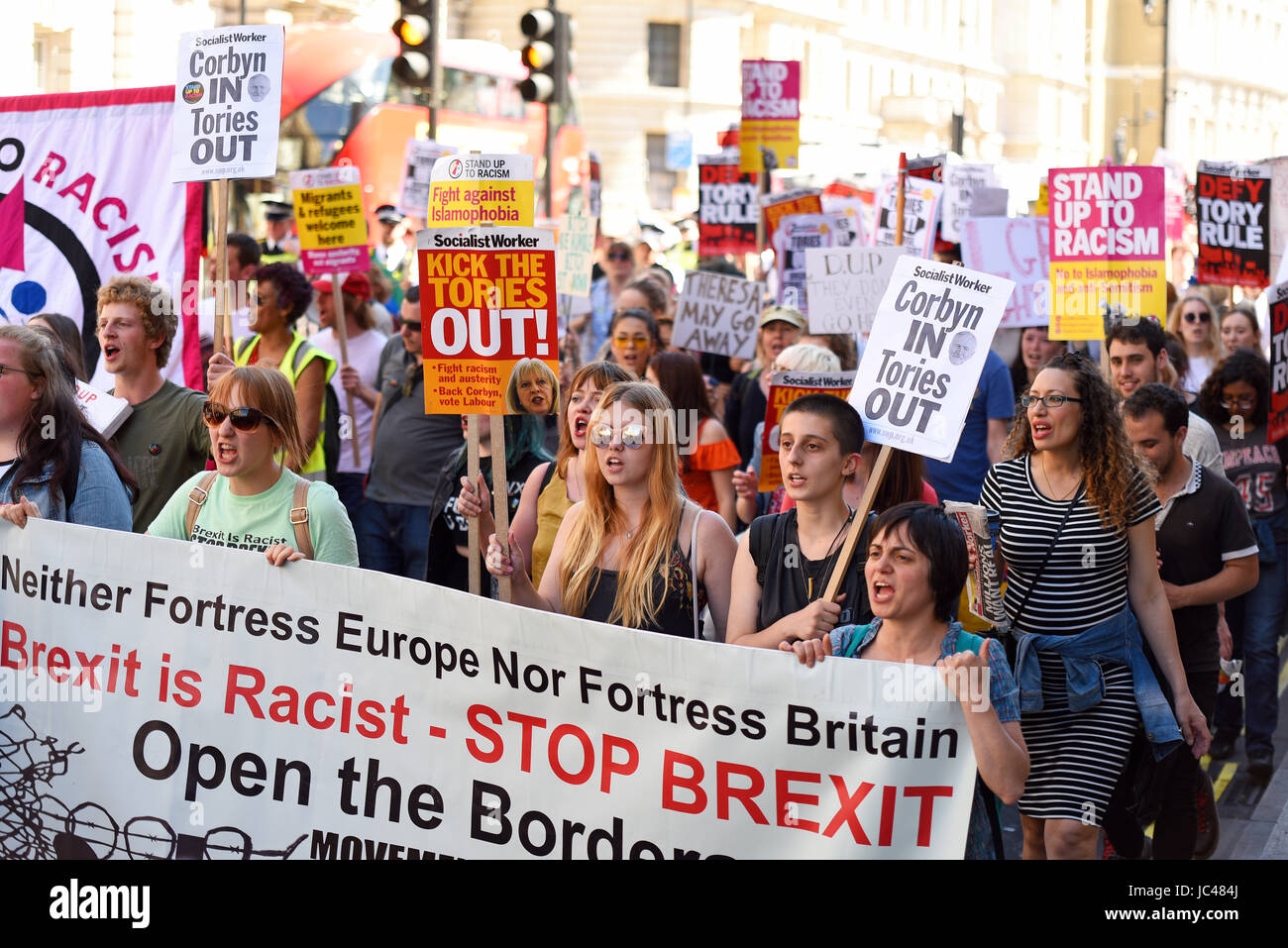 I manifestanti contro l'alleanza Tory DUP marciarono su Downing Street. Londra. Folla di manifestanti Foto Stock