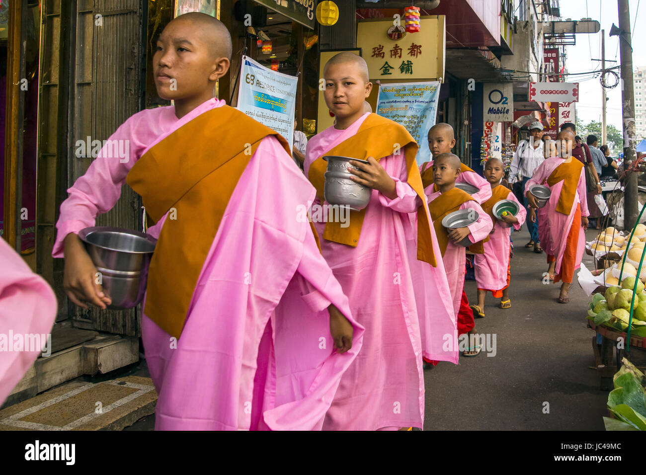 Yangon, Myanmar. Le monache raccogliendo elemosine. Foto Stock