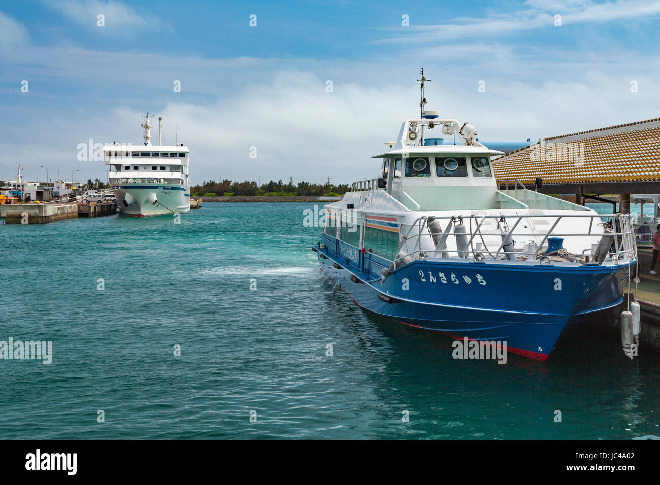 Un tour in barca presso il dock in Ishigaki, Okinawa, in Giappone. Foto Stock