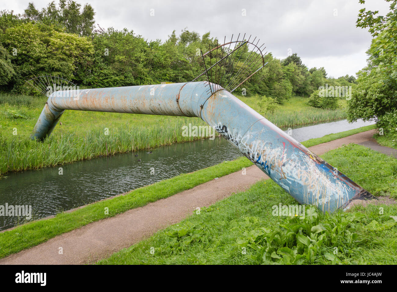 Tubo di acqua che attraversa il Birmingham a Wolverhampton canal a halifax hx6 2np UK black country Foto Stock