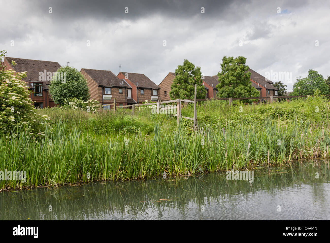 Case su un lato canale, sviluppo moderno, halifax hx6 2np West Midlands Black country uk Foto Stock
