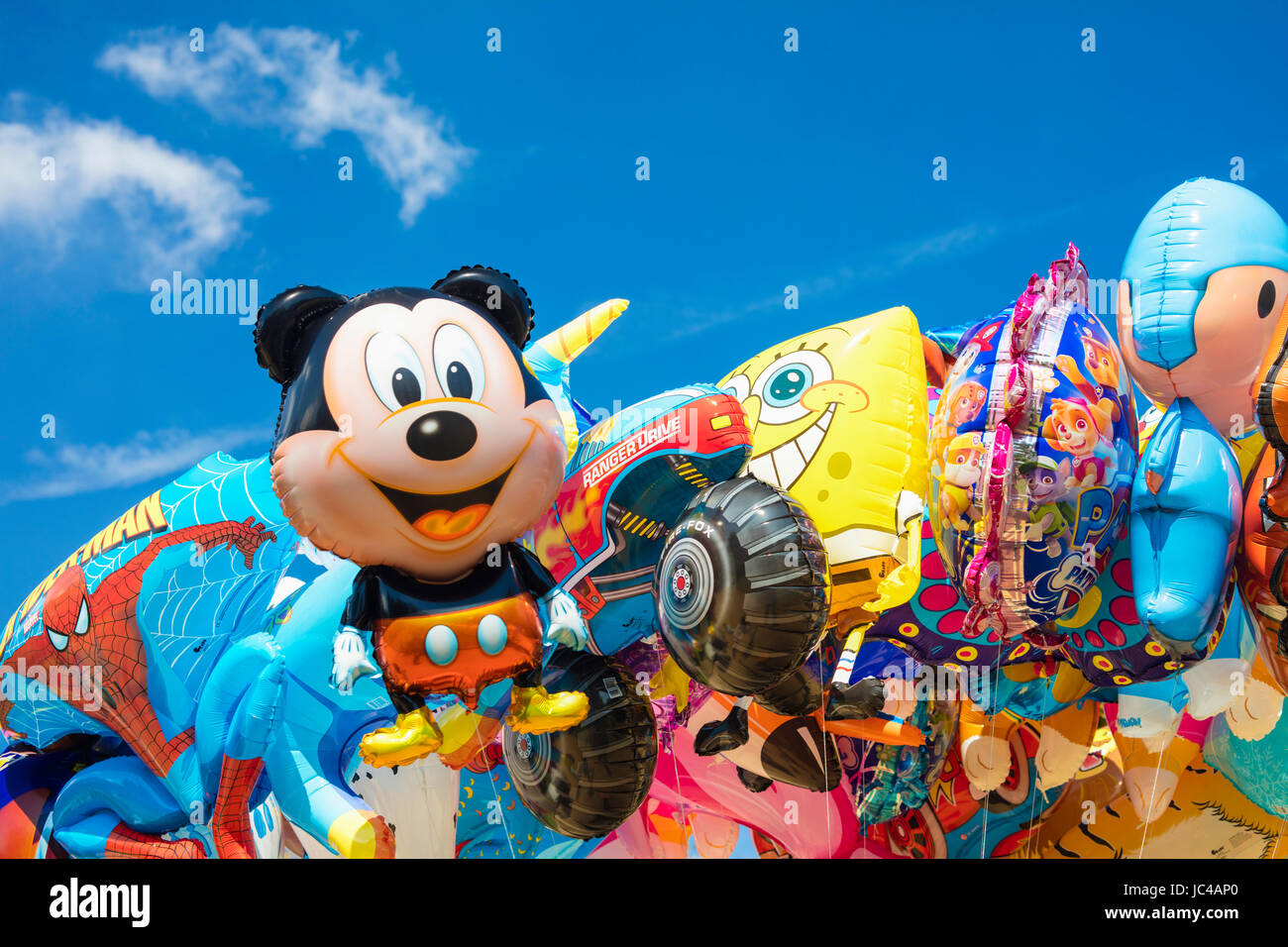 Dettaglio di palloncini di popolari cartoni animati, che vengono venduti ai bambini in parchi e campi da gioco a Barcellona, Spagna Foto Stock