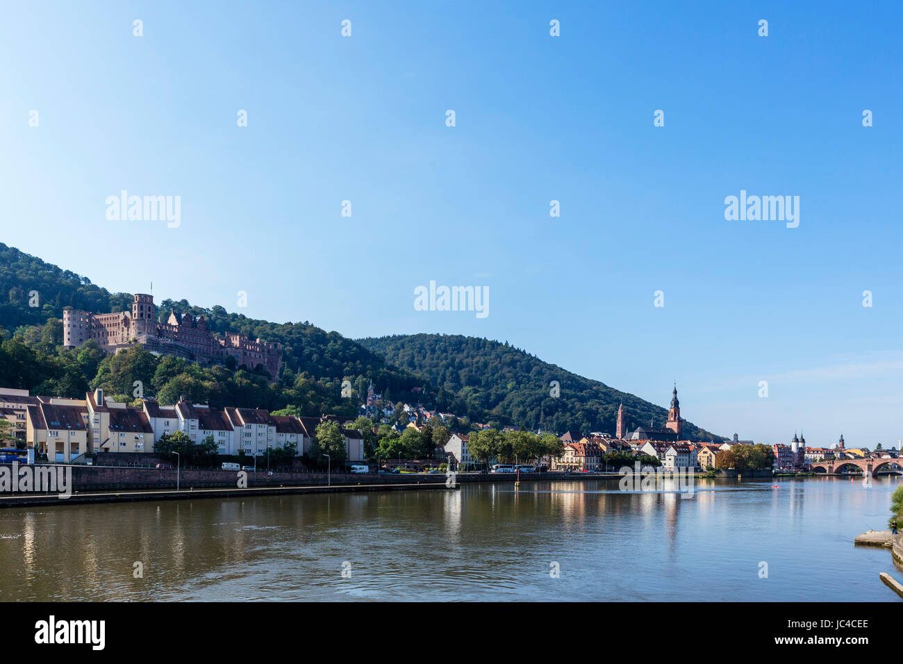 Il fiume Necke guardando verso il Altstadt e il castello di Heidelberg, Heidelberg, Baden-Württemberg, Germania Foto Stock