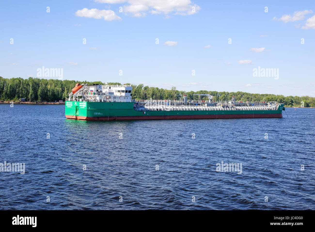 Volga, Russia - 29 giugno,2016. Nave con nome costruttore Zhivotovsky - Prodotti petroliferi tanker, fiume Volga, Russia Foto Stock