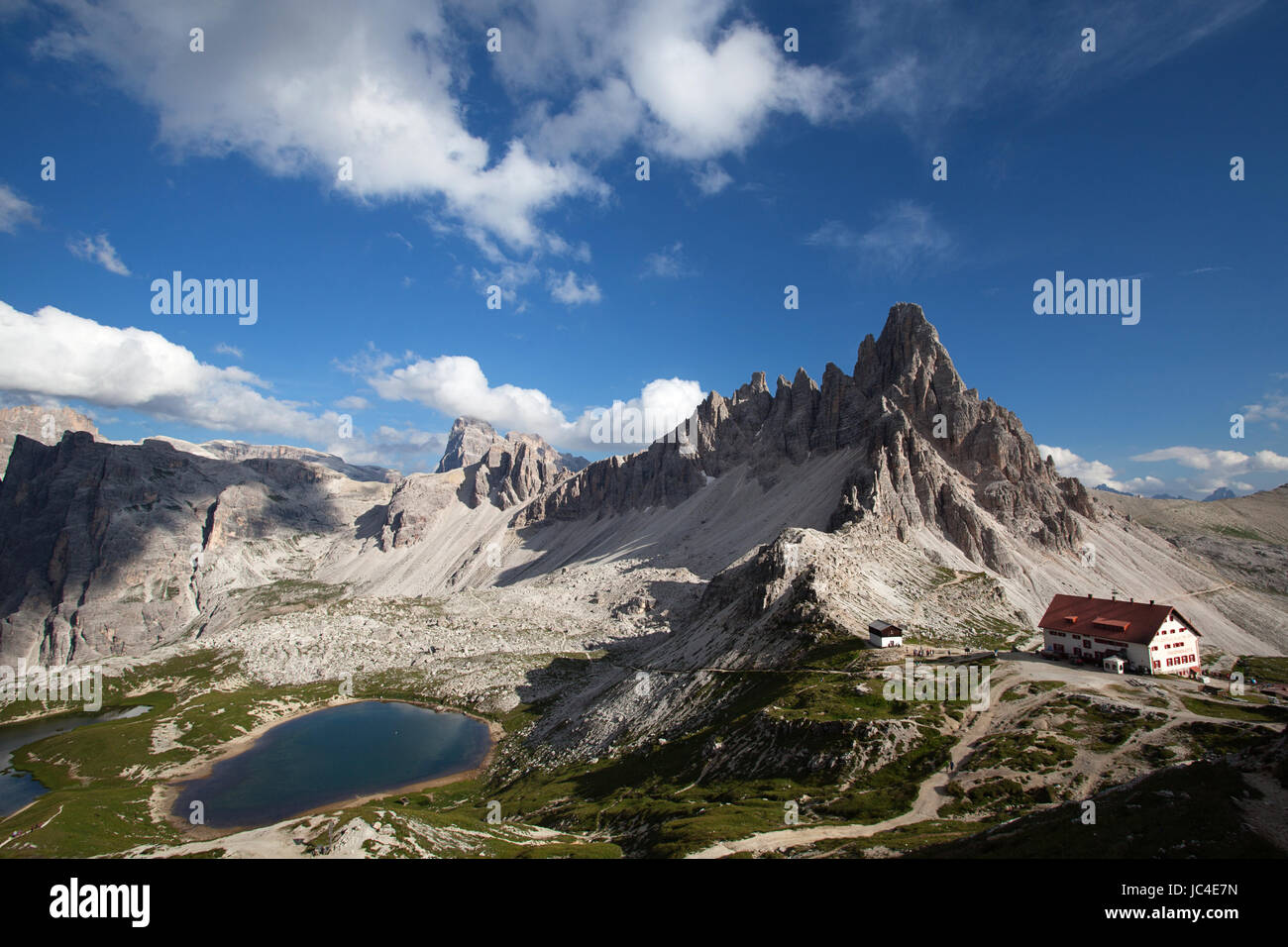 Coloratissima serata estiva presso la baita a Tre Cime di Lavaredo, Dolomiti, Italia. Foto Stock