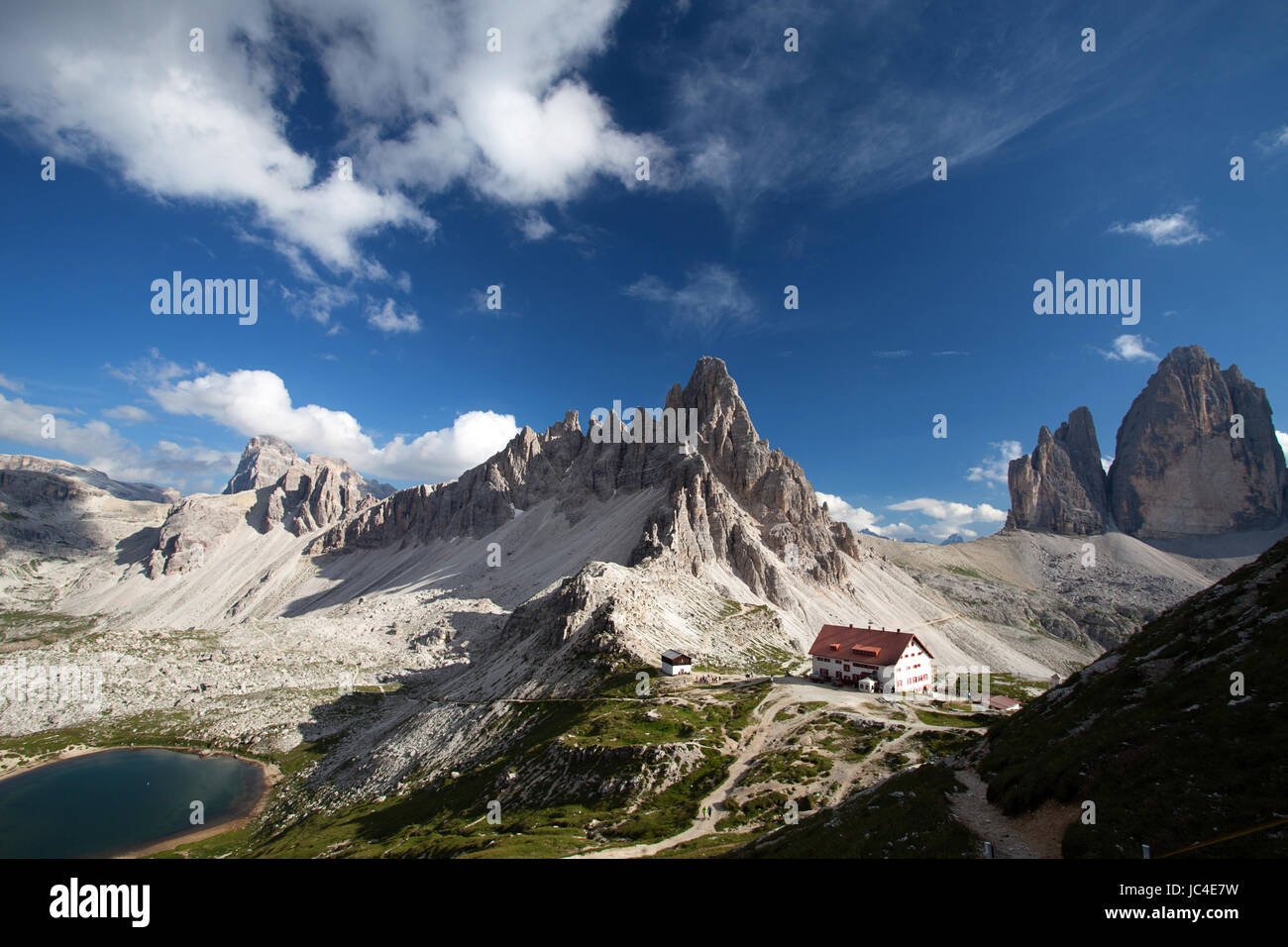 Coloratissima serata estiva presso la baita a Tre Cime di Lavaredo, Dolomiti, Italia. Foto Stock