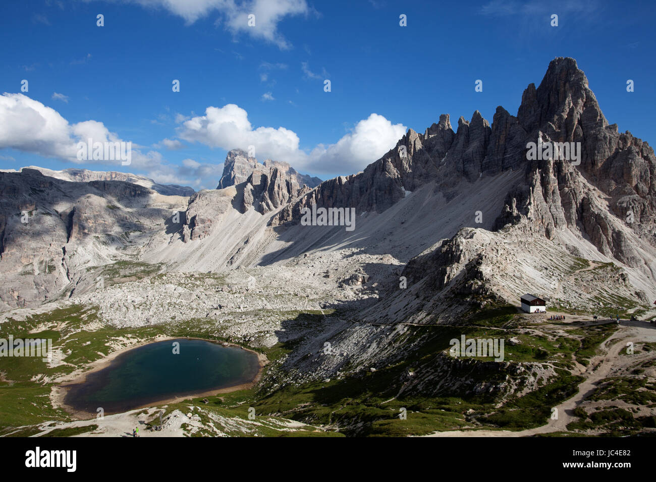 Rifugio di montagna dal lago a Tre Cime di Lavaredo, Dolomiti, Italia. Foto Stock