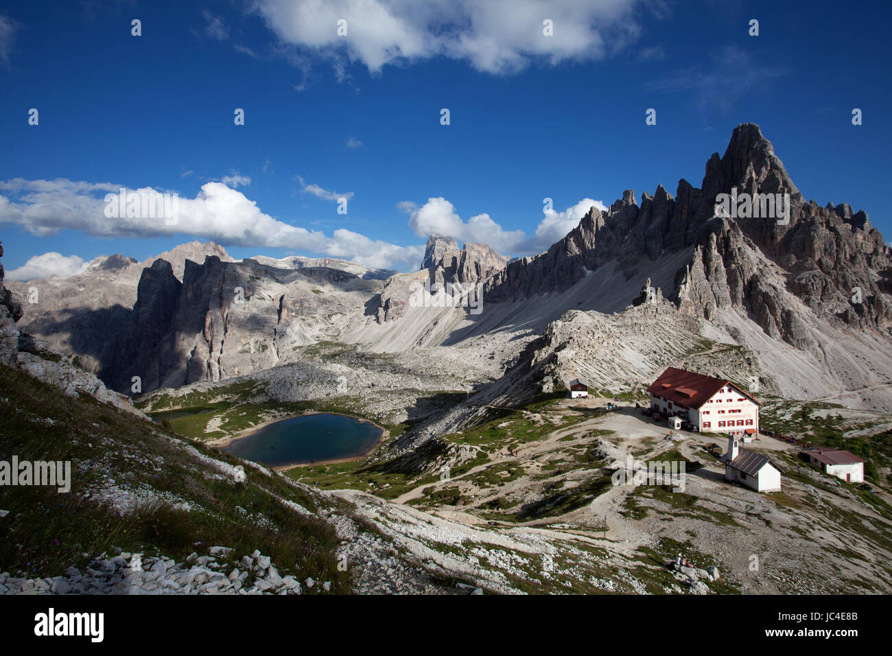Coloratissima serata estiva presso la baita a Tre Cime di Lavaredo, Dolomiti, Italia. Foto Stock