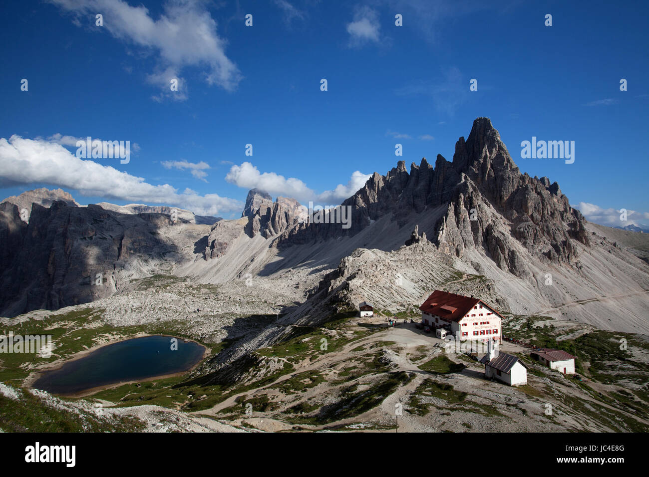 Coloratissima serata estiva presso la baita a Tre Cime di Lavaredo, Dolomiti, Italia. Foto Stock