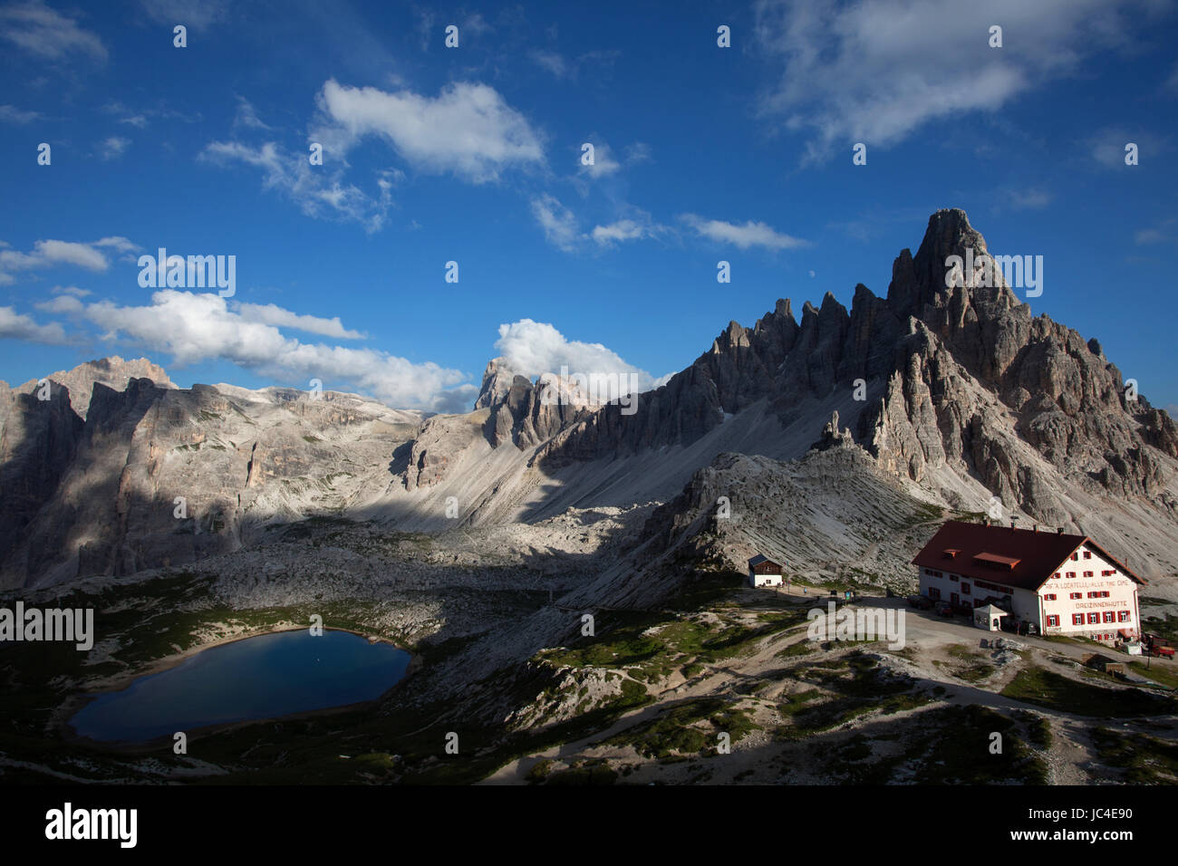 Coloratissima serata estiva presso la baita a Tre Cime di Lavaredo, Dolomiti, Italia. Foto Stock