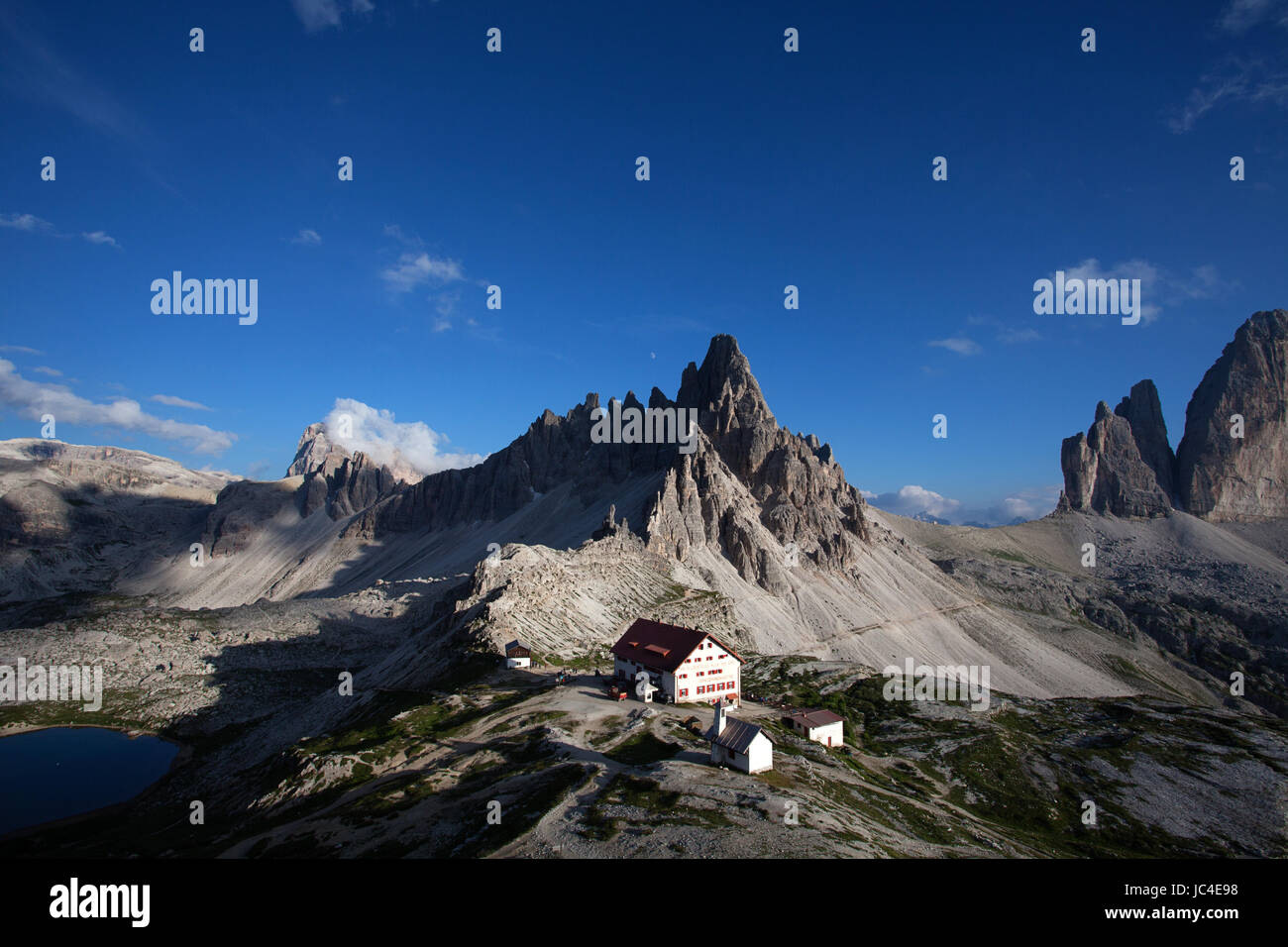 Coloratissima serata estiva presso la baita a Tre Cime di Lavaredo, Dolomiti, Italia. Foto Stock