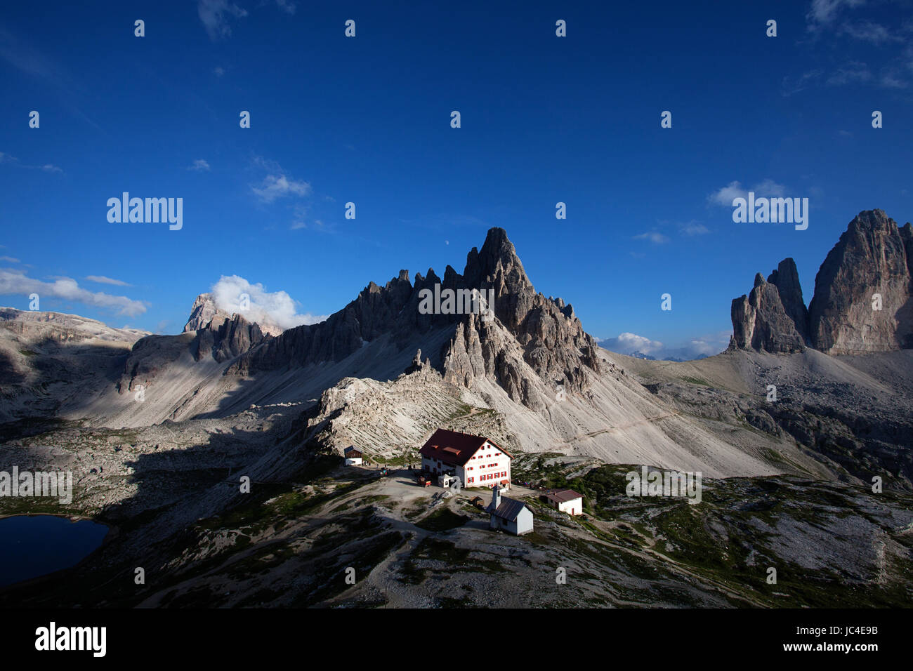 Coloratissima serata estiva presso la baita a Tre Cime di Lavaredo, Dolomiti, Italia. Foto Stock