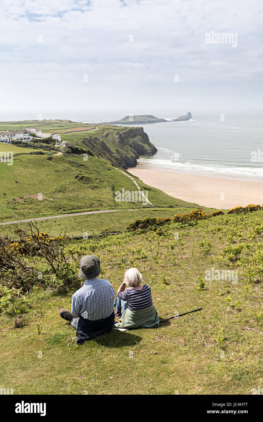 Due persone che guardano la vista verso la vite senza fine di testa, Rhossili. Gower, Wales, Regno Unito Foto Stock