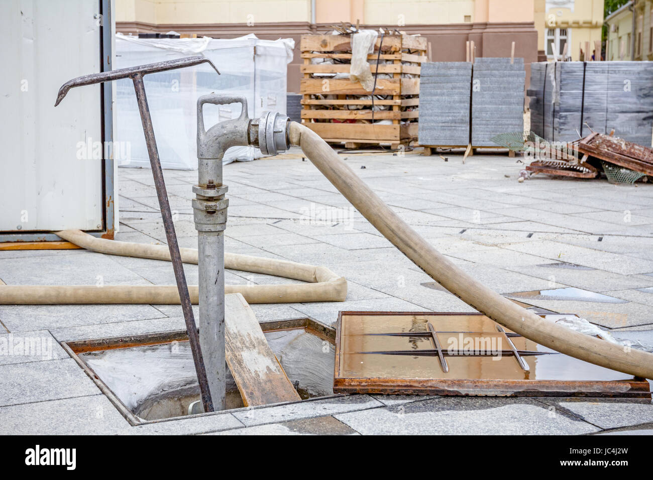 Vista montata sul tubo flessibile dell'acqua per idrante di fuoco sul sito in costruzione. Foto Stock Vista montata sul tubo flessibile dell'acqua per idrante di fuoco sul sito in costruzione. Foto Stock