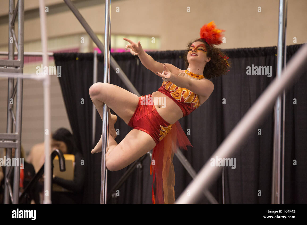 Una donna di eseguire la pole dancing sul palco Foto Stock