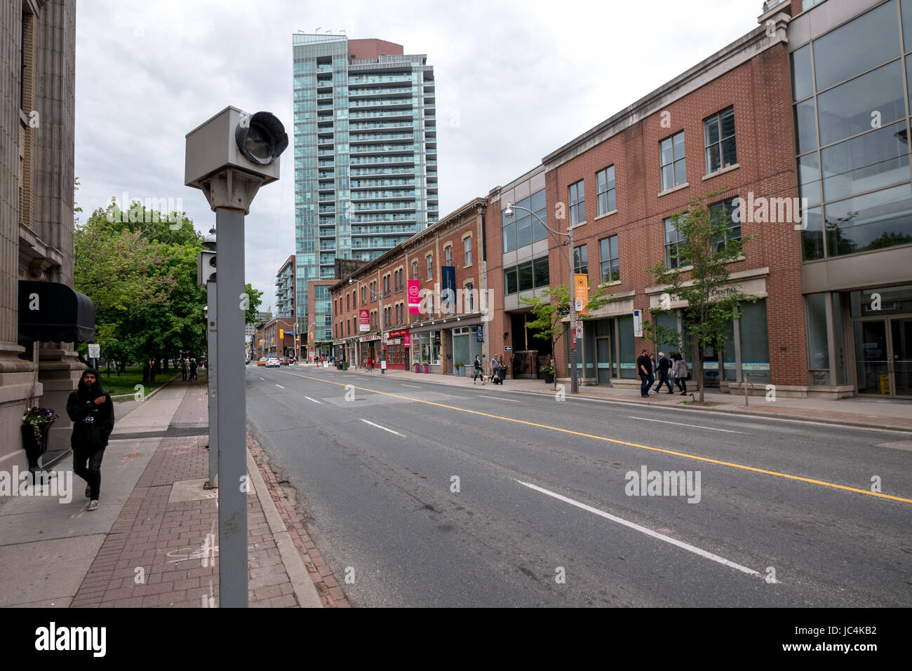 Telecamera per esterno a catturare le persone che eseguono le luci rosse Foto Stock