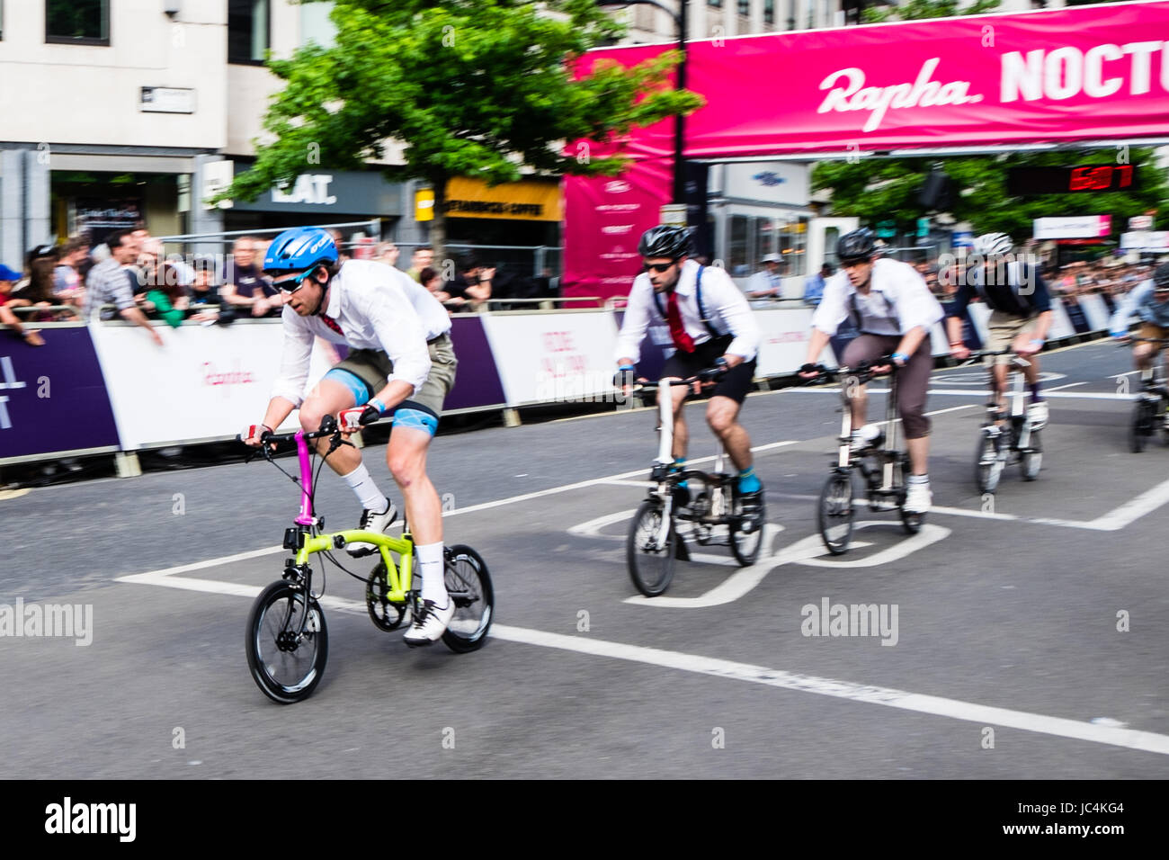 Racing su Brompton biciclette presso il 2017 Londra Rahpa Nocturne Criterium Race Foto Stock