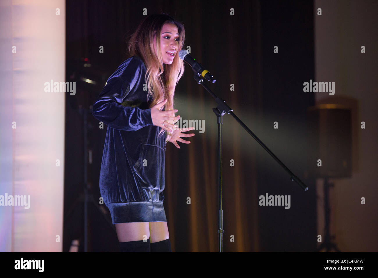 Una giovane donna cantare Foto Stock