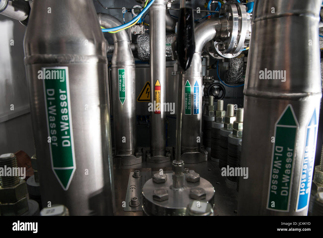 Germania, Amburgo Reitbrook, Eon Hansewerk, Smart Energy, Potenza allo stoccaggio di gas per energia di vento , la potenza al sistema gas alimenta idrogeno convertito in gas naturale rete da eccesso di energia eolica mediante elettrolisi PEM (membrana di scambio di protoni) Foto Stock