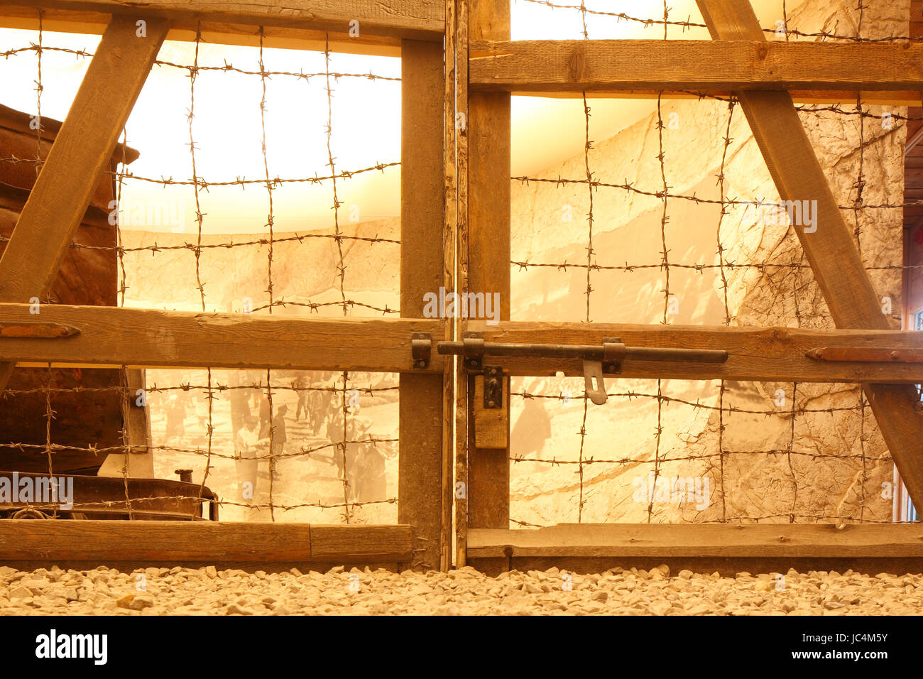 Filo spinato di un accampamento Concenration , Oskar Schindler's Factory, Museo storico di Cracovia , Cracovia, Piccola Polonia, Europa Foto Stock