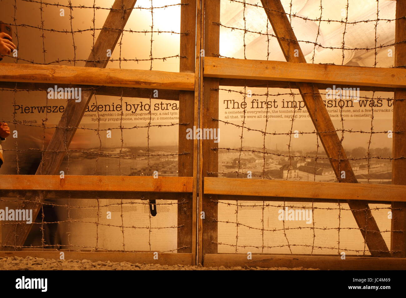 Filo spinato di un accampamento Concenration , Oskar Schindler's Factory, Museo storico di Cracovia , Cracovia, Piccola Polonia, Europa Foto Stock