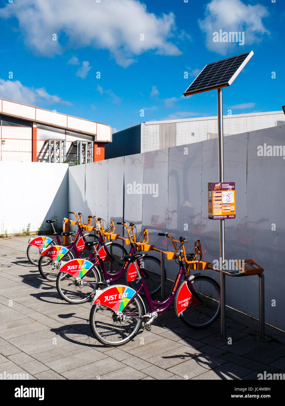 La pubblicità di prendere via cibo app, su pronto bike, noleggio biciclette scheme, lettura Rail Station, Reading, Berkshire, Inghilterra Foto Stock