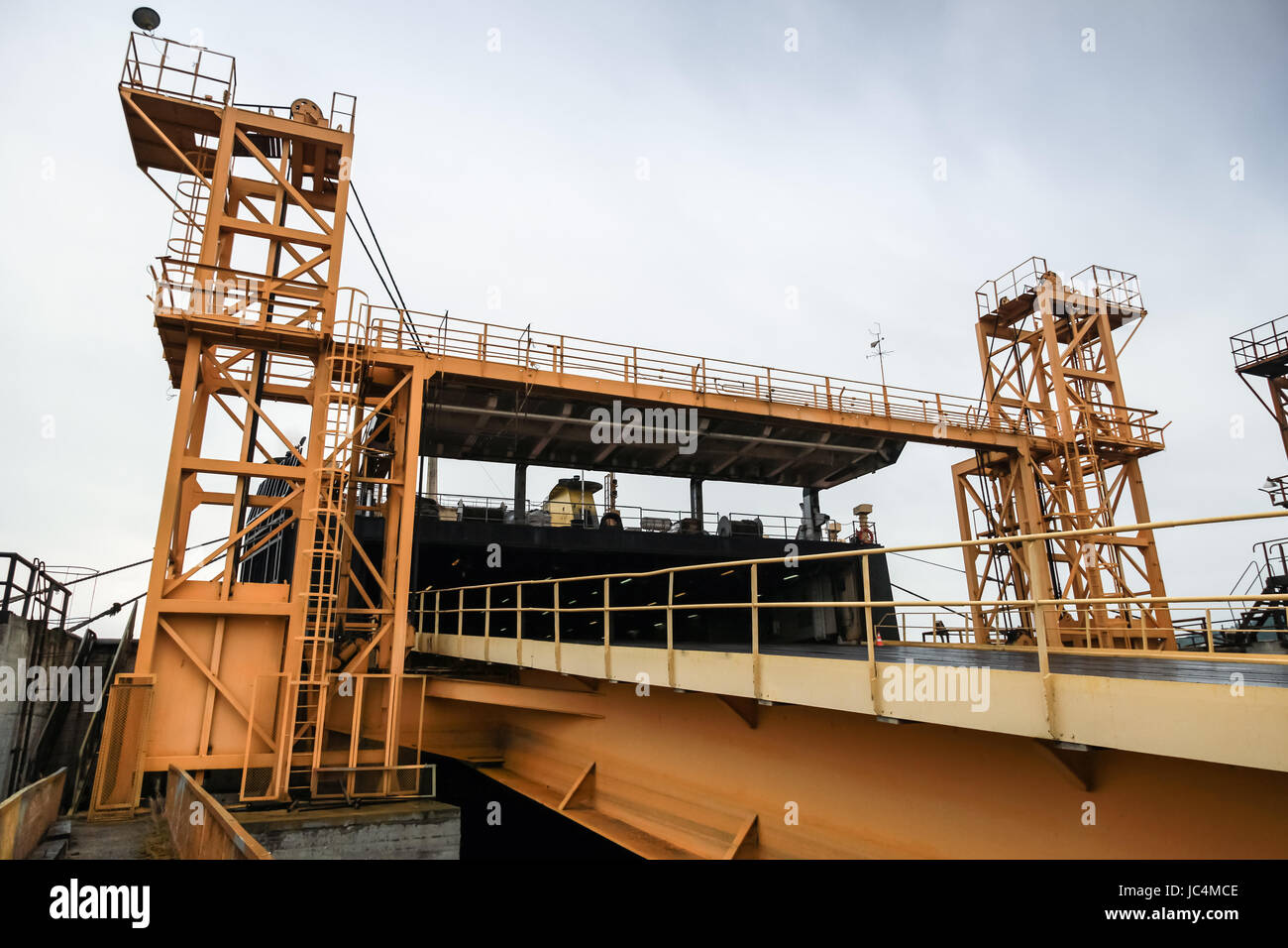 Rampa ferroviaria industriali per navi ro-ro di caricamento. Varna traghetto ferroviario complessa, Bulgaria Foto Stock