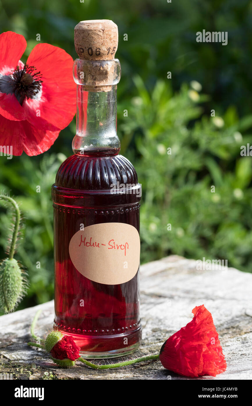 Mohnblüten-Sirup, Mohnsirup, Mohn-Sirup, Sirup aus Mohn, Mohnblütensirup, Hustensirup, Husten-Sirup, Kräutersirup, Kräuter-Sirup, Klatsch-Mohn, Klatsc Foto Stock