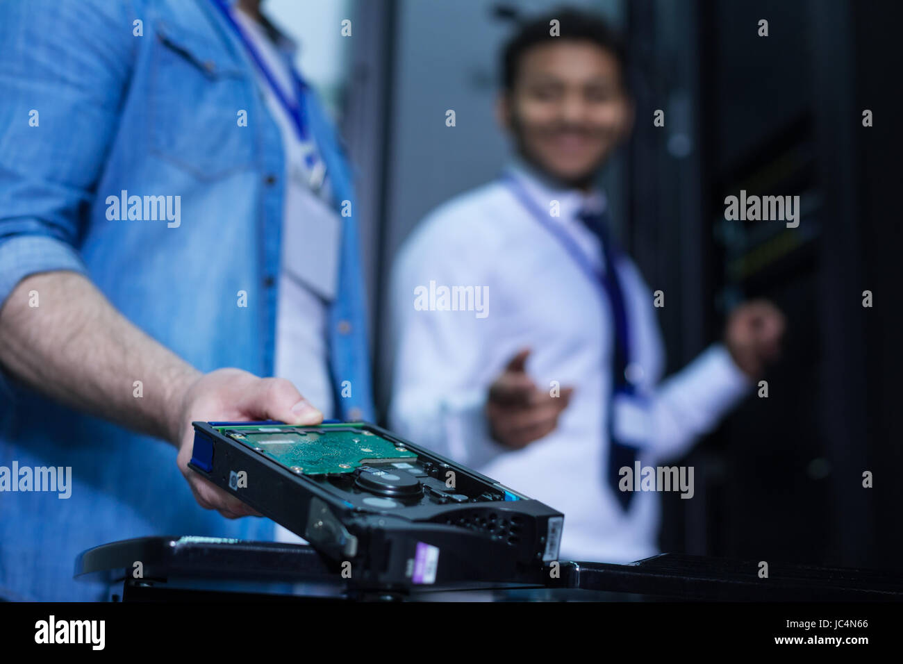 Moderni server rack essendo tenuto da un tecnico professionista Foto Stock