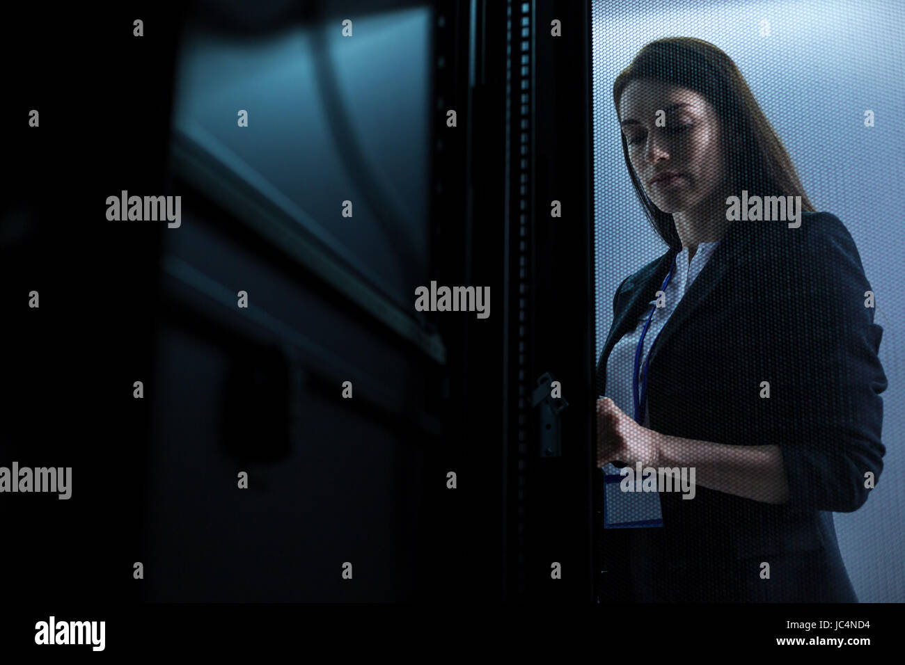 Grave donna piacevole il bloccaggio dello sportello Foto Stock