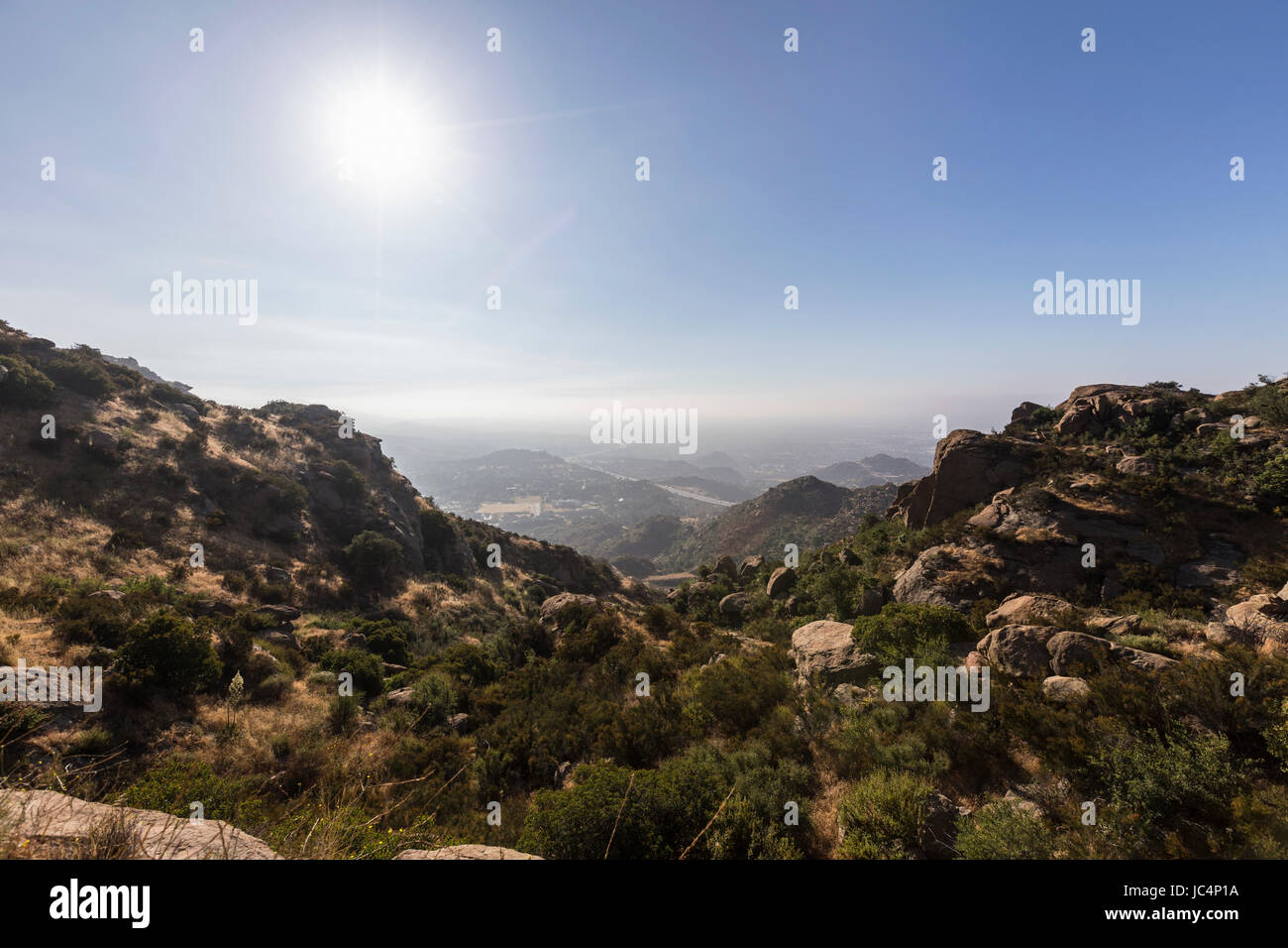 Sole di mattina al di sopra della Valle di San Fernando in Los Angeles, California. Vista dal picco roccioso nel parco la Santa Susana montagne. Foto Stock
