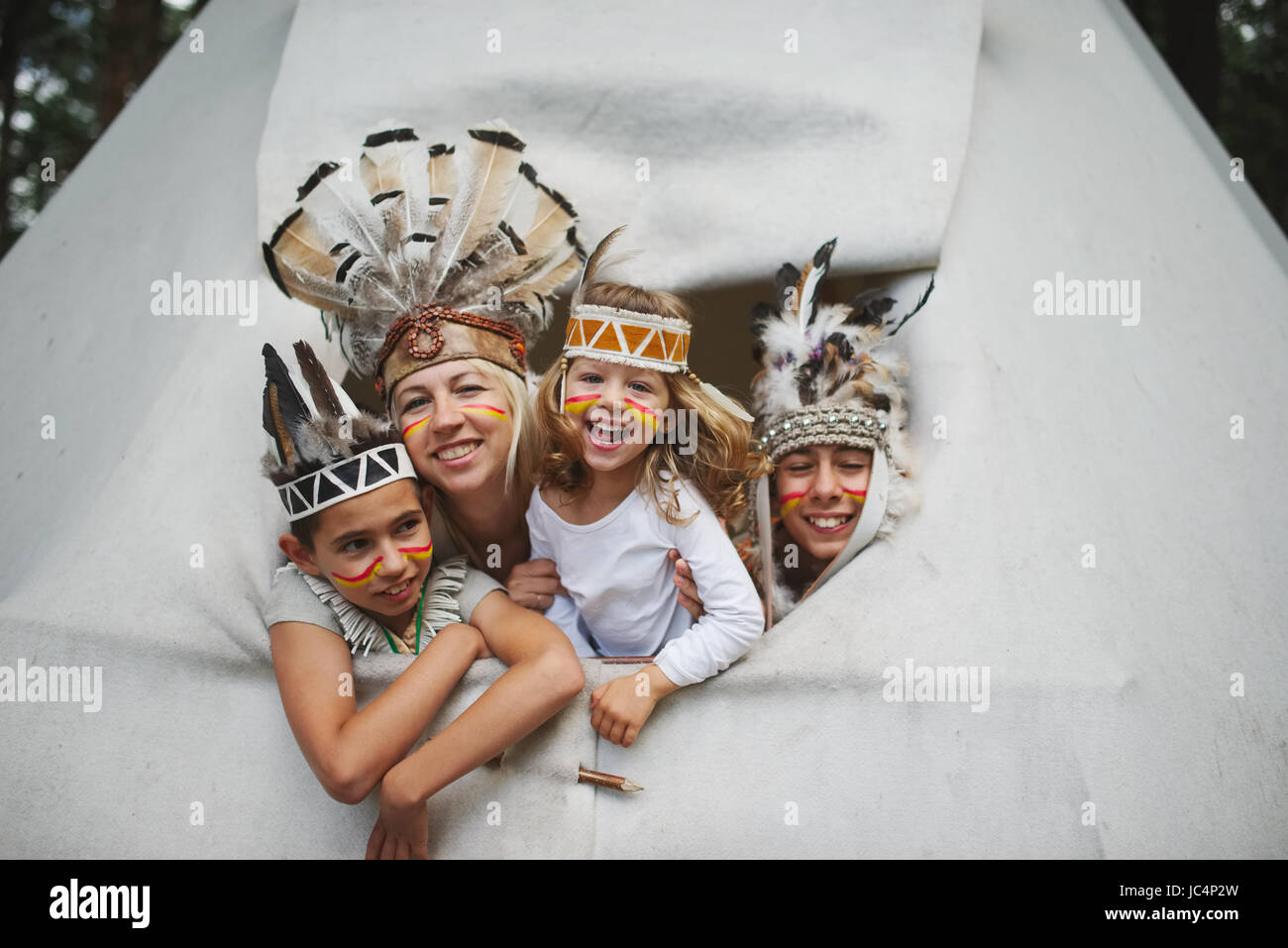 Dei bambini felici giocando native american Foto Stock