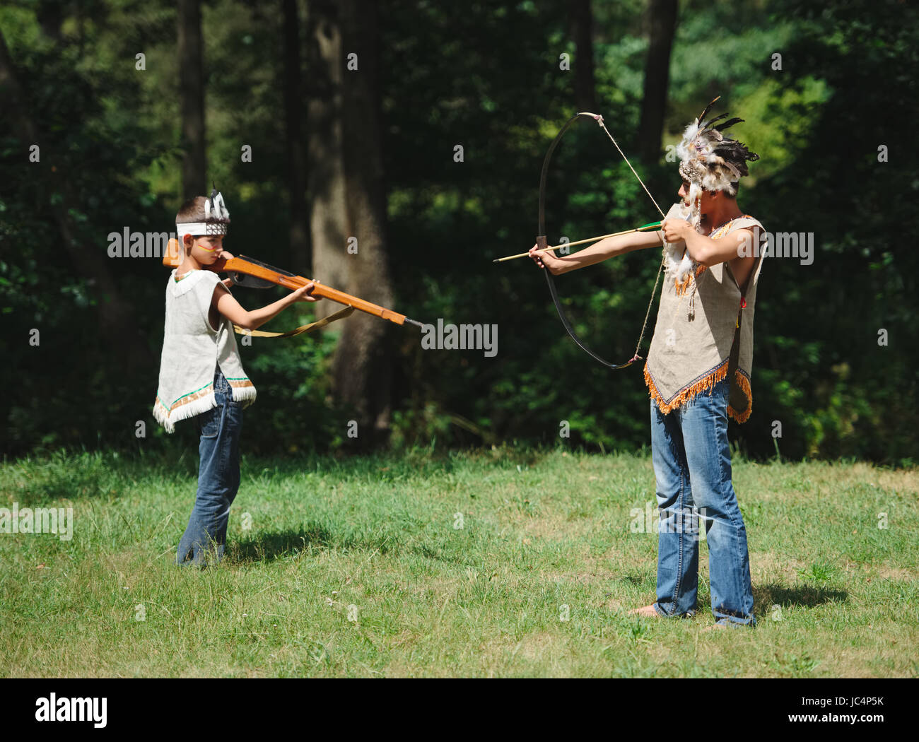 Piccolo ragazzo divertente giocare native american Foto Stock