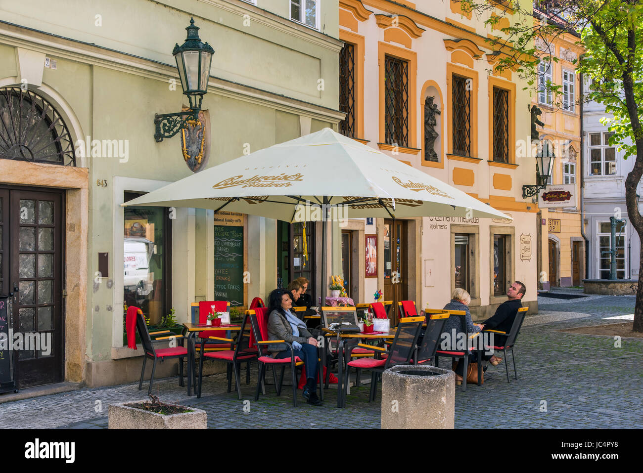 Outdoor Cafe nella città vecchia di Praga, Boemia, Repubblica Ceca Foto Stock