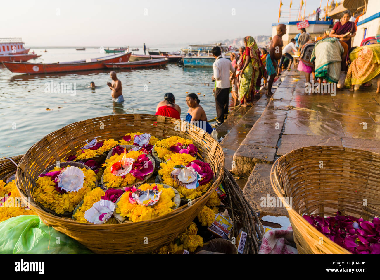 Deepaks, poco nuoto offerte con fiori e candela sono venduti presso il fiume sacro Gange a Dashashwamedh Ghat, principale Ghat, nel sobborgo Godowlia Foto Stock