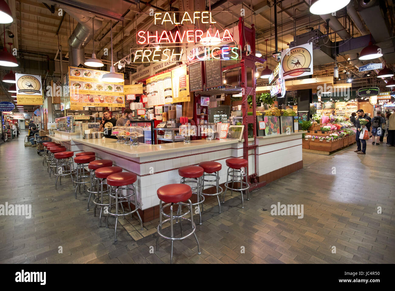 Ristoranti mediorientali per vendita Reading Terminal Market food court Philadelphia STATI UNITI D'AMERICA Foto Stock