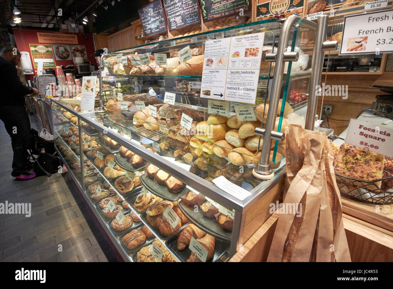 Pane artigianale in vendita Reading Terminal Market food court Philadelphia STATI UNITI D'AMERICA Foto Stock