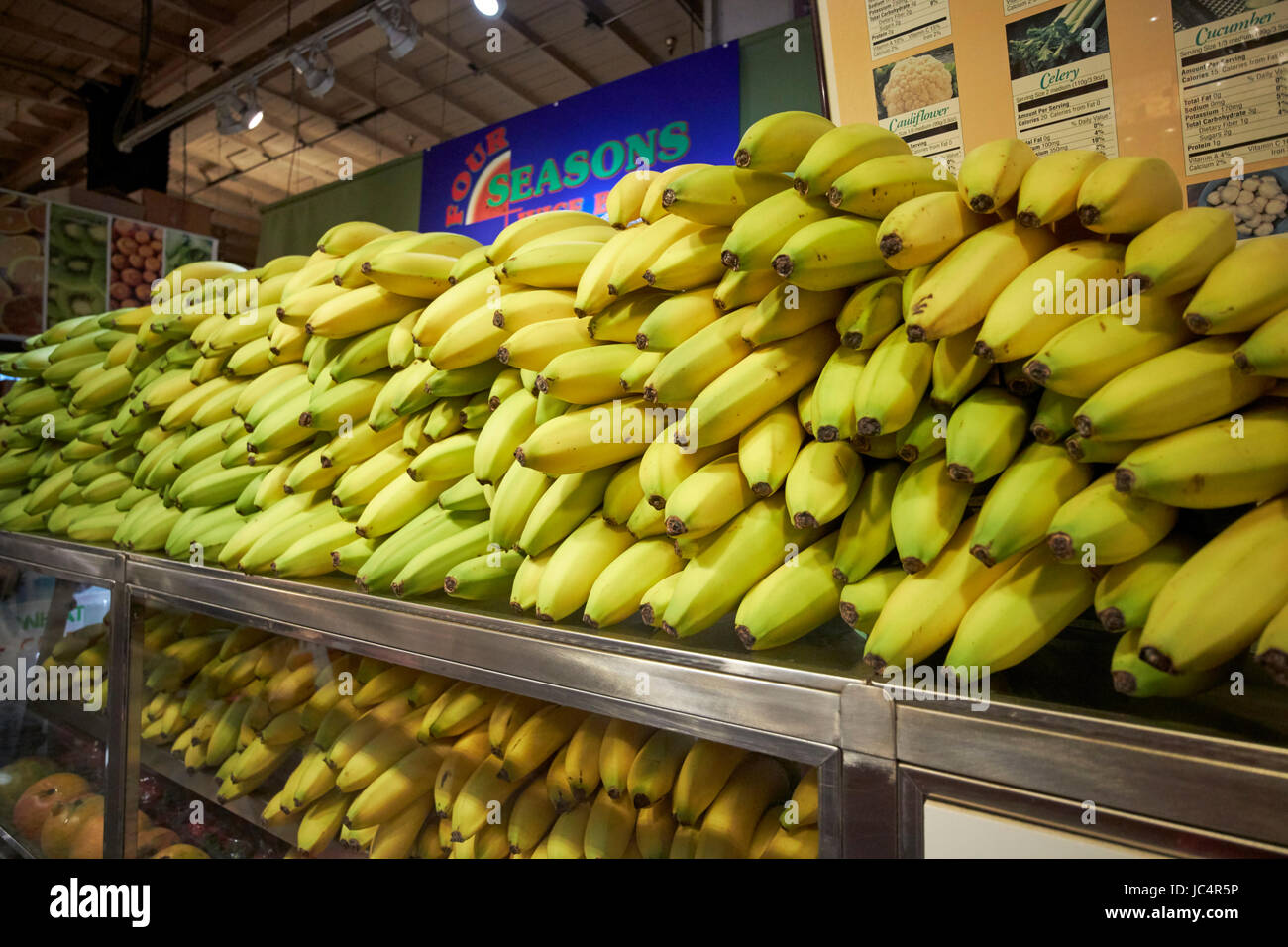 La maturazione delle banane in vendita a Reading Terminal Market food court Philadelphia STATI UNITI D'AMERICA Foto Stock