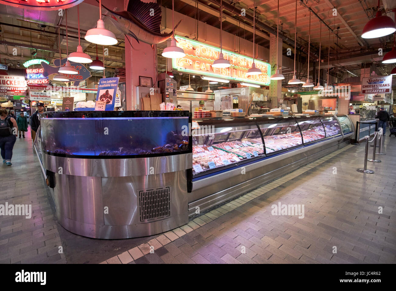 Pesce fresco e frutti di mare in stallo Reading Terminal Market food court Philadelphia STATI UNITI D'AMERICA Foto Stock